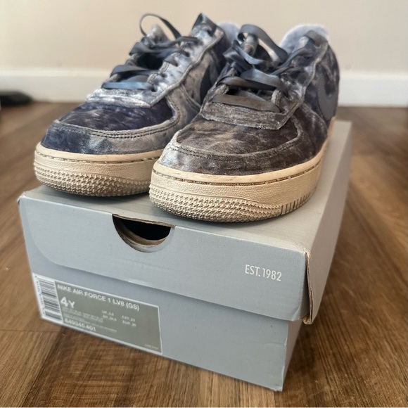 Women's blue velvet Nike Air Force 1s with box - Picture 7 of 7